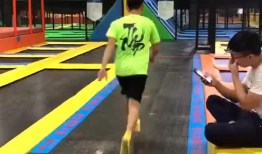 跑酷搞笑视频,翻滚跳跃中的欢乐喜剧